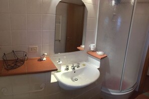 Dusche, Haartrockner, Bidet, Handtücher