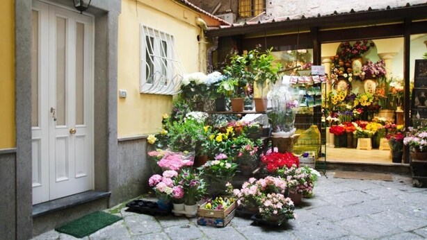 A flower shop with a variety of colorful flowers displayed outside. - San Cesareo Apartment (Sorrento)