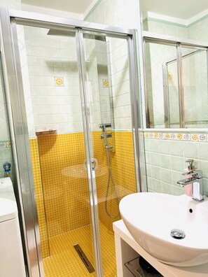 Douche, douche à « effet pluie », sèche-cheveux, bidet