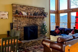 Fernseher, Kamin, DVD-Player