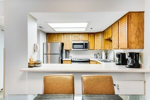 雪櫃、微波爐、焗爐、爐具