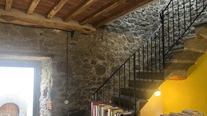 Eine Steintreppe mit Metallgeländer führt zu einer Aussichtsplattform. Dort ist eine Reihe Bücher ausgestellt.