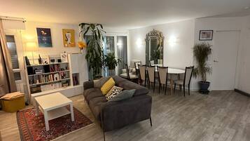 Smart-tv, een dvd-speler, een tafeltennistafel en boeken