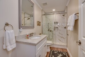 Douche, sèche-cheveux, serviettes fournies, savon