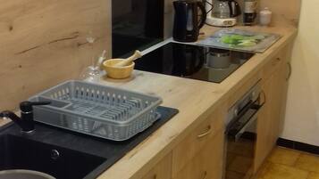 Een koelkast, een microgolfoven, een oven, een kookplaat