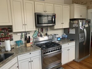 Fridge, microwave, oven, stovetop - Historic District 3-bedroom house, walk to everything! Comfortable absolutely! (Savannah)