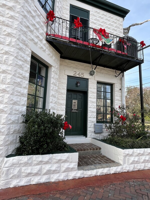 Exterior detail - Historic District 3-bedroom house, walk to everything! Comfortable absolutely! (Savannah)