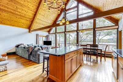 Amazing lakefront retreat with stunning views - near skiing & golf