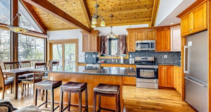Amazing lakefront retreat with stunning views - near skiing & golf