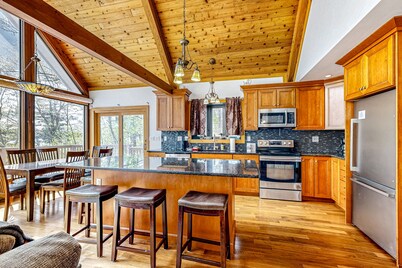 Amazing lakefront retreat with stunning views - near skiing & golf