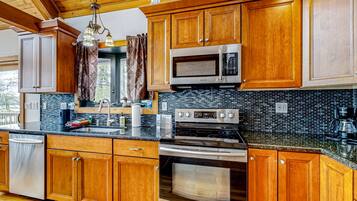 KylskÄp, mikrovÄgsugn, ugn och spishÀll