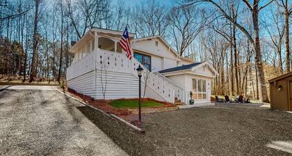 Modern adventure cabin with firepit, large balcony, games, & AC - dog-friendly