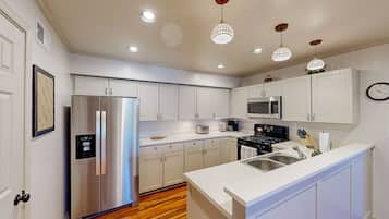 Jääkaappi, mikroaaltouuni, uuni, liesi