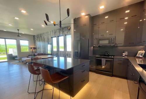 High-end Modern Cottage! Close to the all the best things Bozeman has to offer!