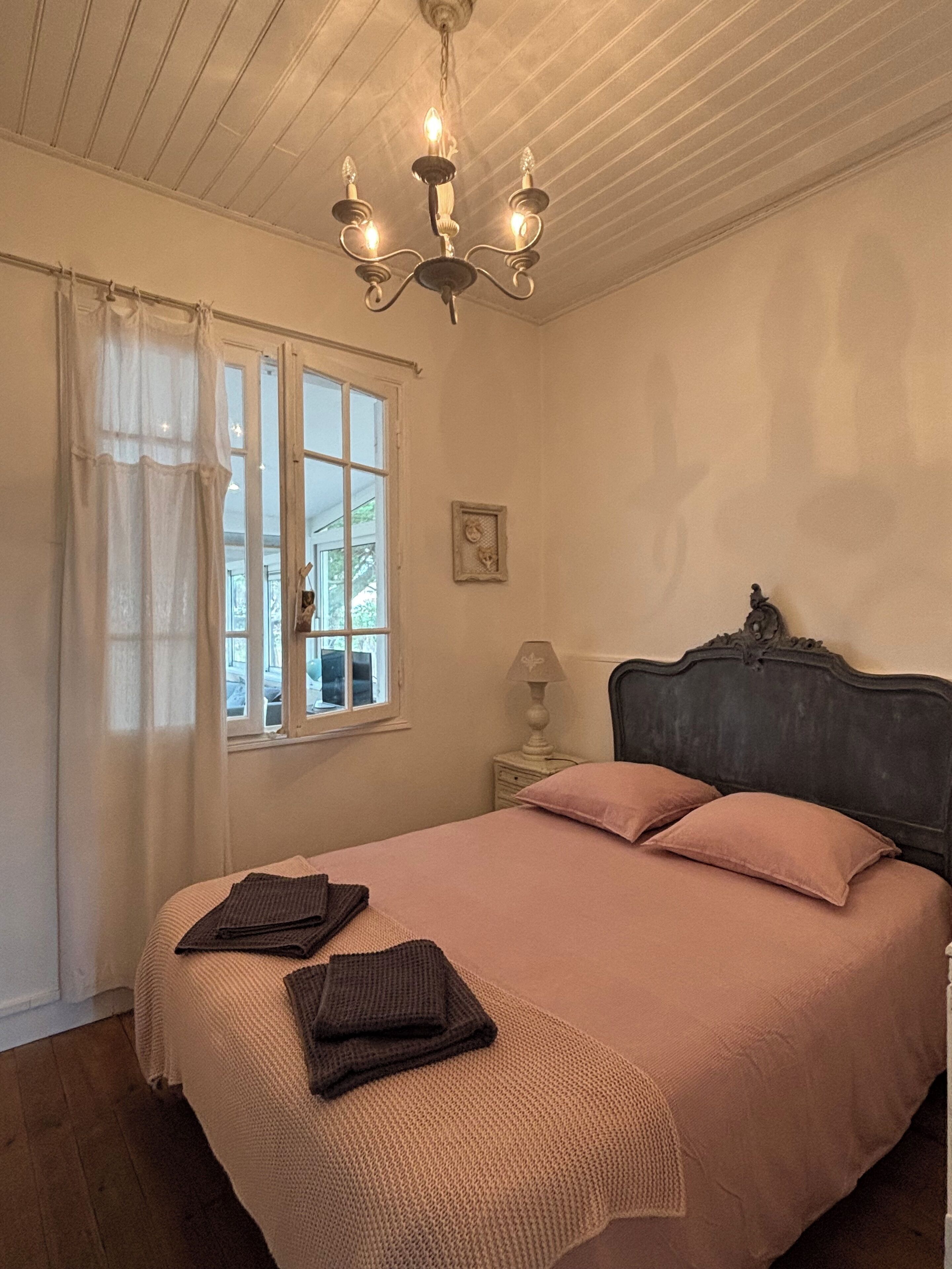3 chambres, fer et planche à repasser, Wi-Fi, draps fournis