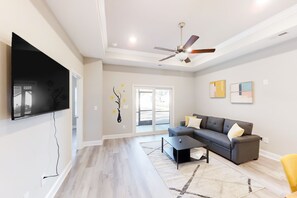 TV - Single-level duplex near beach/golf with screened patio, AC & W/D (Myrtle Beach)