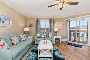 TV, books - Turtle Tracks: Charming Condo Close to the Beach (Oak Island)