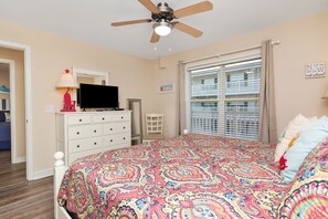 3 bedrooms, internet, bed sheets - Turtle Tracks: Charming Condo Close to the Beach (Oak Island)