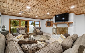 Living area - Luxury Waterfront Home on Lake Oconee (Greensboro)
