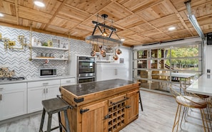 Private kitchen - Luxury Waterfront Home on Lake Oconee (Greensboro)