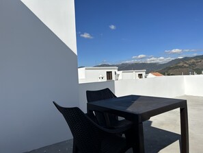 Outdoor dining - 10 minutes from Antigua! Cozy family-sized condo with terrace.  (Ciudad Vieja)
