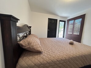 3 bedrooms, iron/ironing board, WiFi, bed sheets - 10 minutes from Antigua! Cozy family-sized condo with terrace.  (Ciudad Vieja)