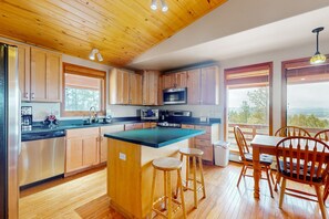 Kylskåp, mikrovågsugn, ugn och spishäll