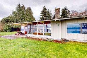 Exterior - Stunning waterfront escape with patio, beach access, & gorgeous bay views (Vashon)