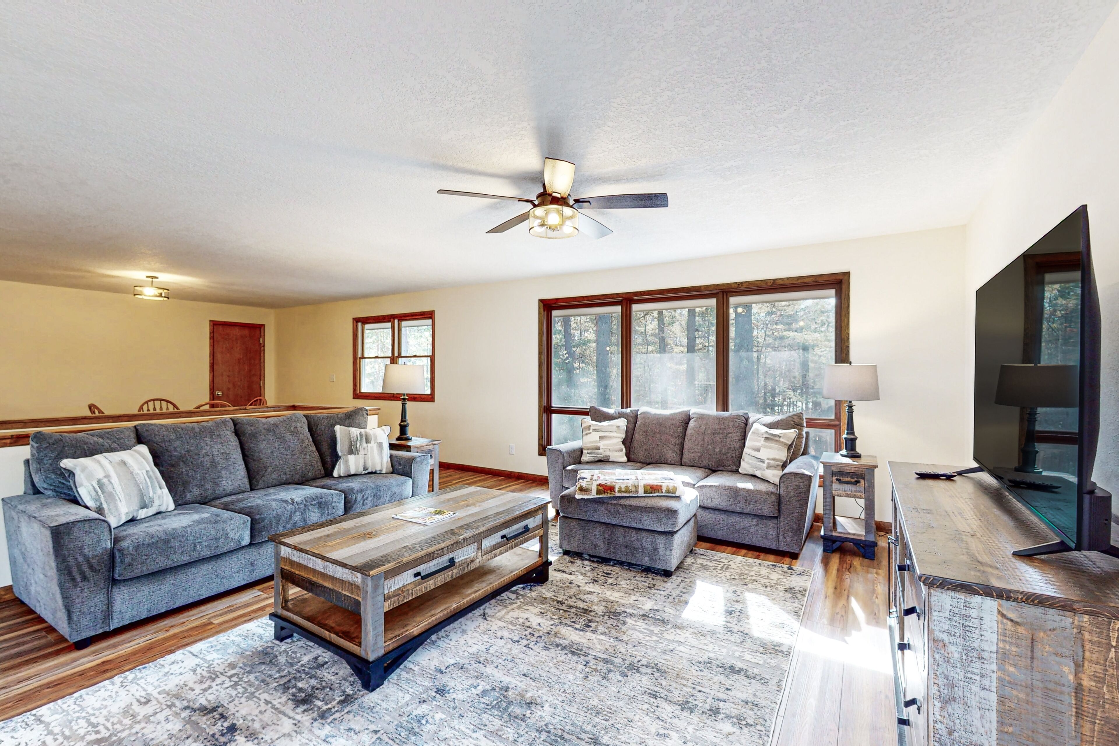 Télévision, cheminée