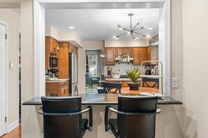 Fridge, microwave, oven, stovetop - Pine Cove Retreat - 4BR - Pool (Washington Crossing)