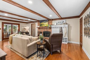 Smart TV, fireplace - Pine Cove Retreat - 4BR - Pool (Washington Crossing)