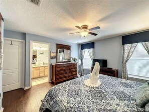 4 bedrooms, in-room safe, desk, travel cot