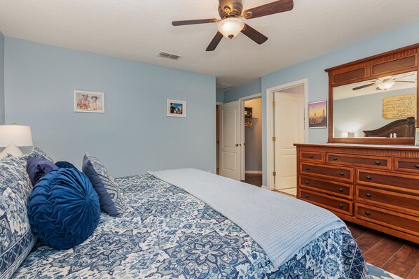 4 bedrooms, in-room safe, desk, travel cot