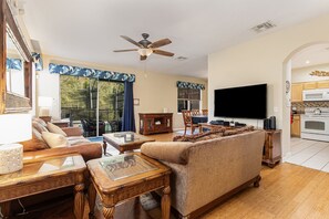 Smart-TV, Videospiele, Tischfußball, Tischtennisplatte