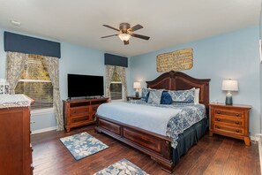 4 bedrooms, in-room safe, desk, travel cot