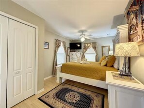 4 Schlafzimmer, Zimmersafe, Schreibtisch, Reisekinderbett