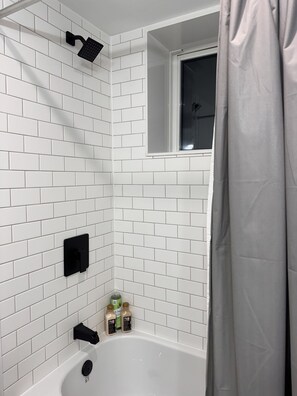 Haartrockner, Handtücher, Seife, Shampoo