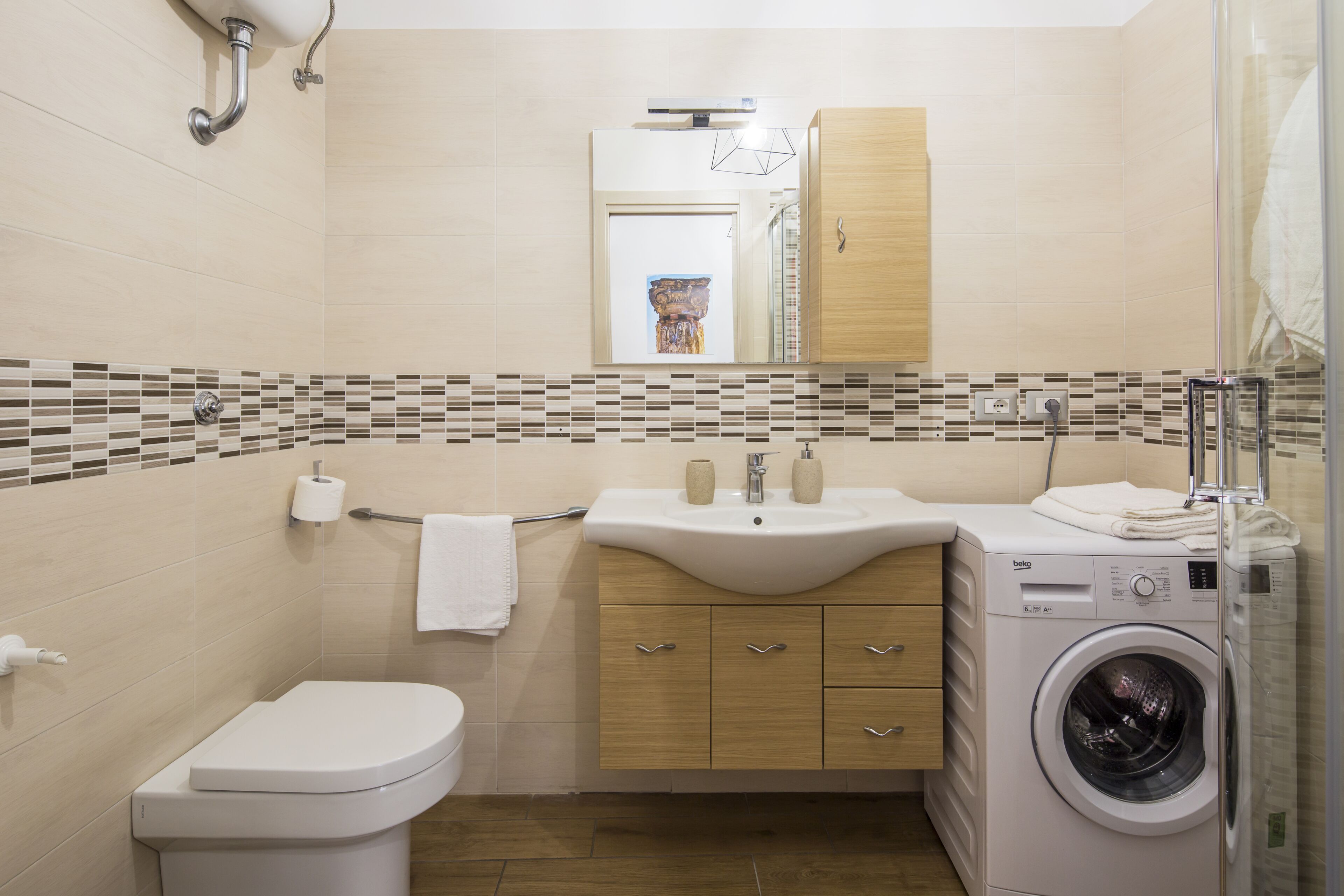 Design Apartment | Bathroom | Shower, rainfall showerhead, free toiletries, towels