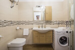 Leilighet – design | Bad | Dusj, regndusjhode, toalettartikler (inkludert) og håndklær