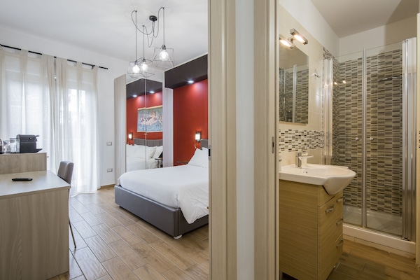 Apartament de disseny | 1 dormitori, decoració individual, mobiliari individual i escriptori