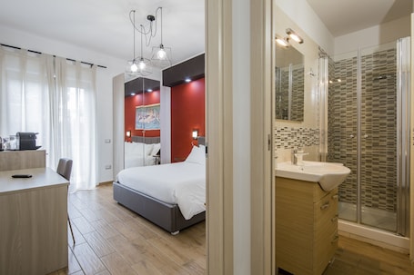 1 habitación, decoración personalizada, muebles diferentes y escritorio