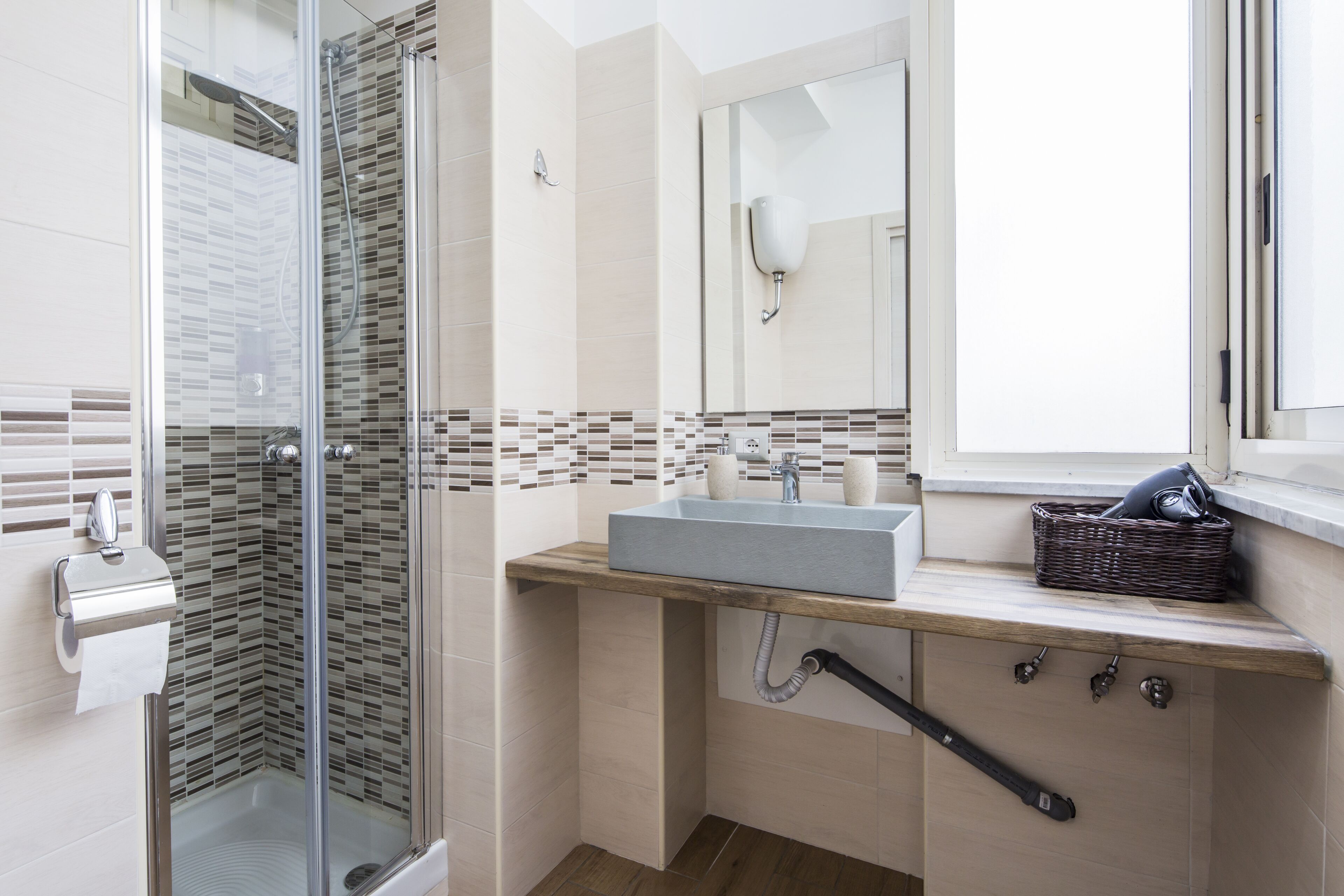 Double Room | Bathroom | Shower, rainfall showerhead, free toiletries, towels