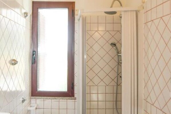 Douche, sèche-cheveux, bidet, papier toilette