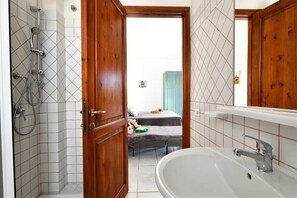 Bruser, hårtørrer, bidet, Toiletpapir