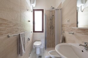 Douche, sèche-cheveux, bidet, papier toilette
