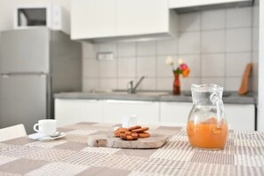 Fridge, stovetop, coffee grinder, cookware/dishes/utensils - Su Nenneri Apartments - 12 (Torre di Bari)
