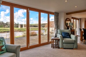 TV, fireplace - Lower Netherdowns (Weare Giffard)