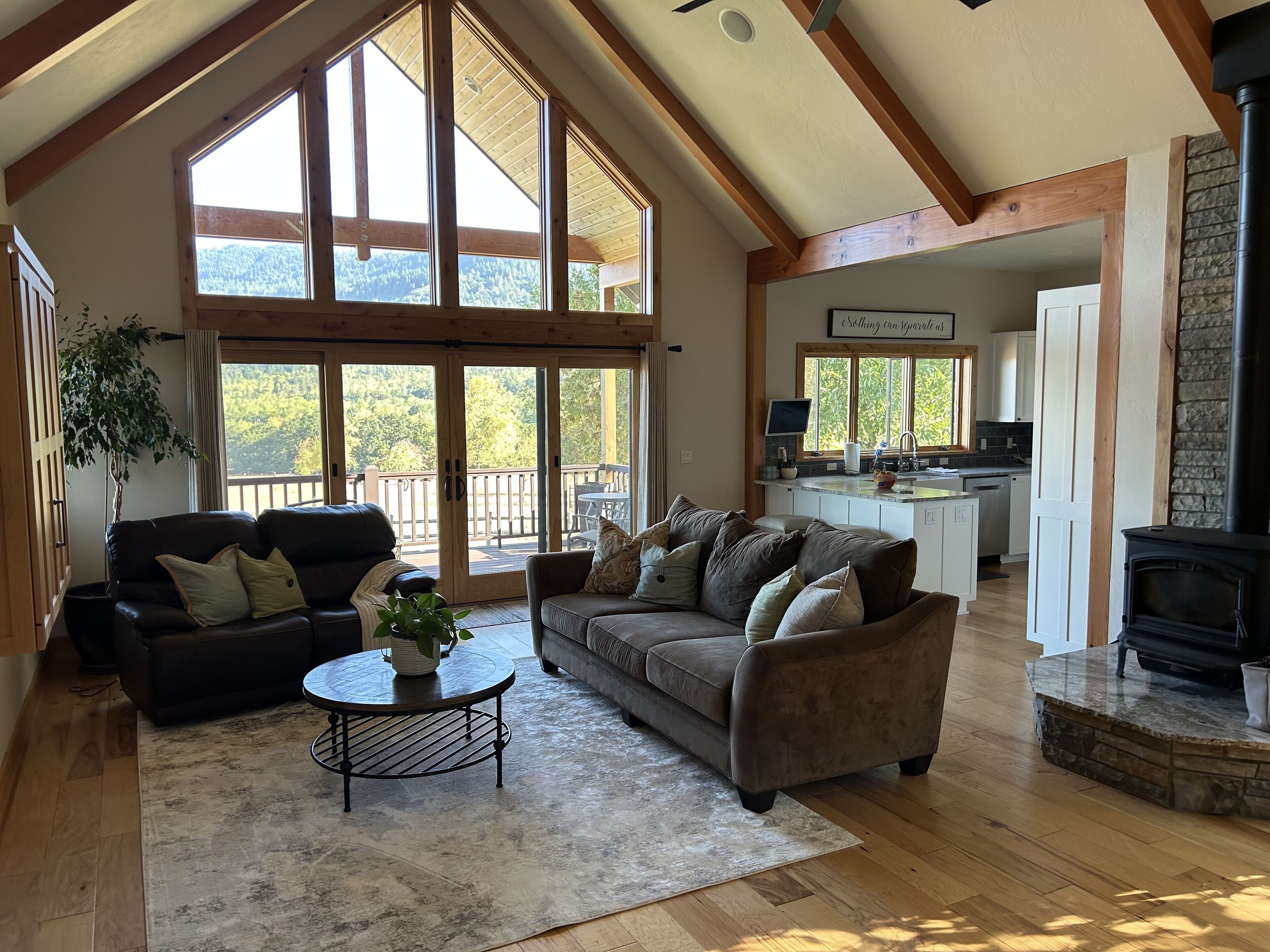 Stunning views and tranquil country feel just ten min from U of O and Autzen!