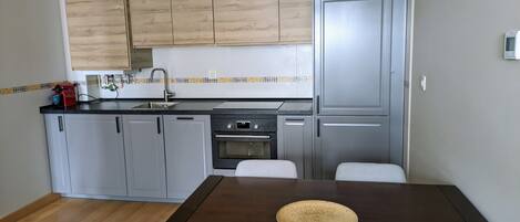 Kühlschrank, Mikrowelle, Ofen, Herdplatte