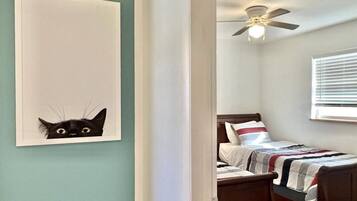 2 dormitorios, tabla de planchar con plancha, wifi y ropa de cama